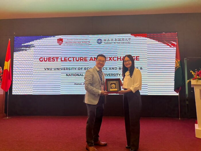 越南河內國家大學參訪圖片